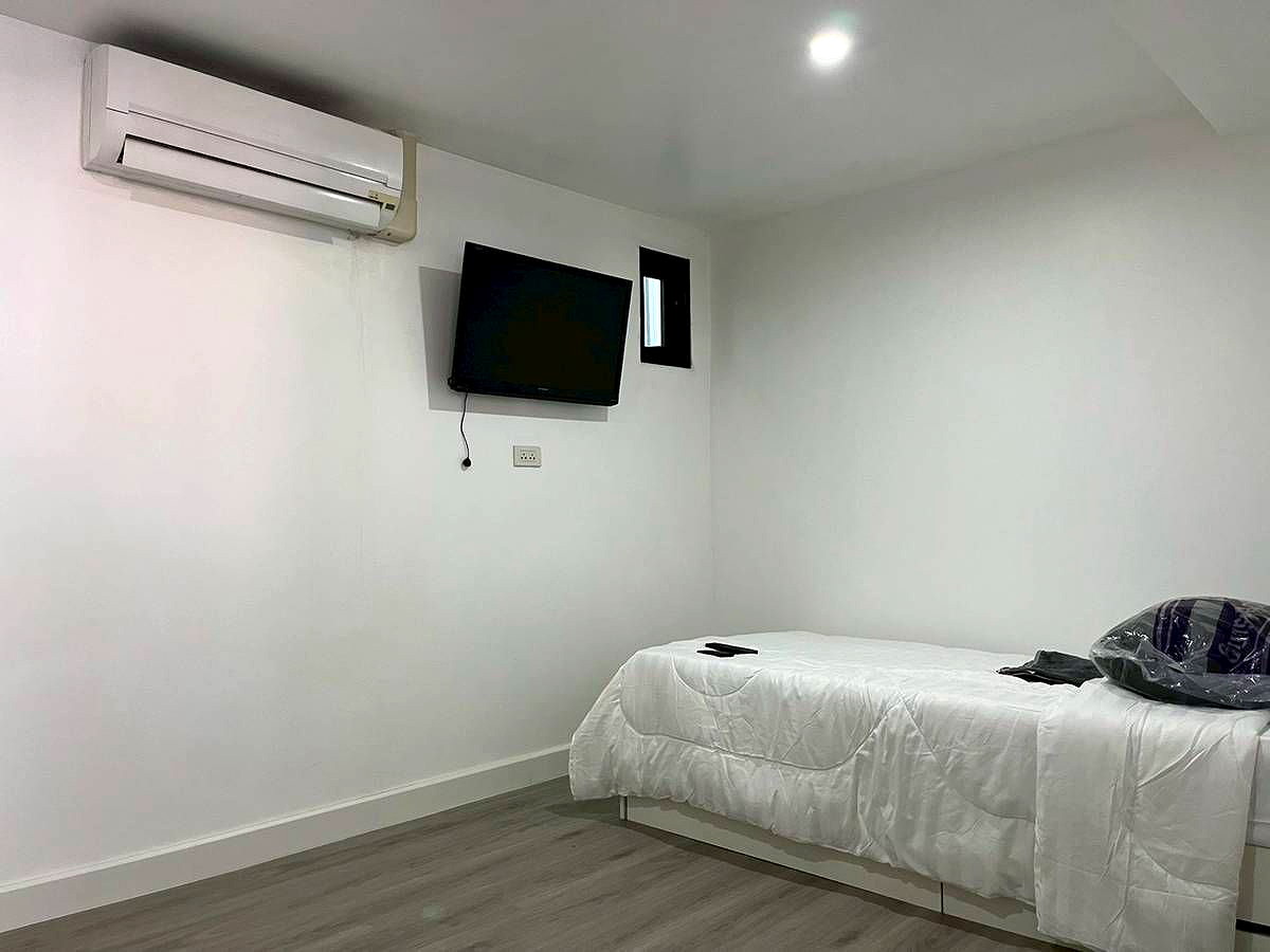 Pictures of Newly Room Opened near Fa Ham Intersection, Chiang Mai, with Doi Suthep views from every room.  25/37