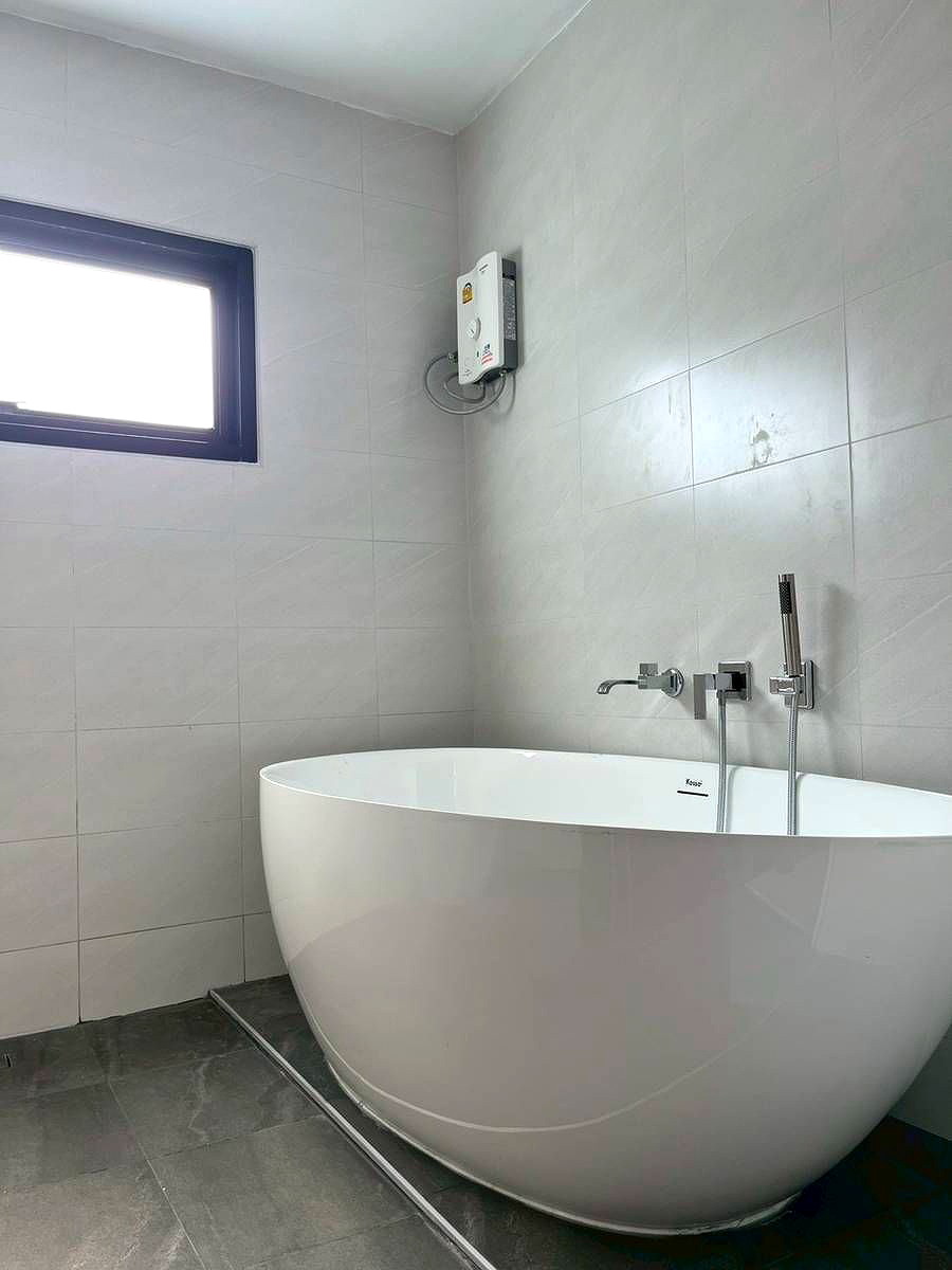 Pictures of Newly Room Opened near Fa Ham Intersection, Chiang Mai, with Doi Suthep views from every room.  31/37