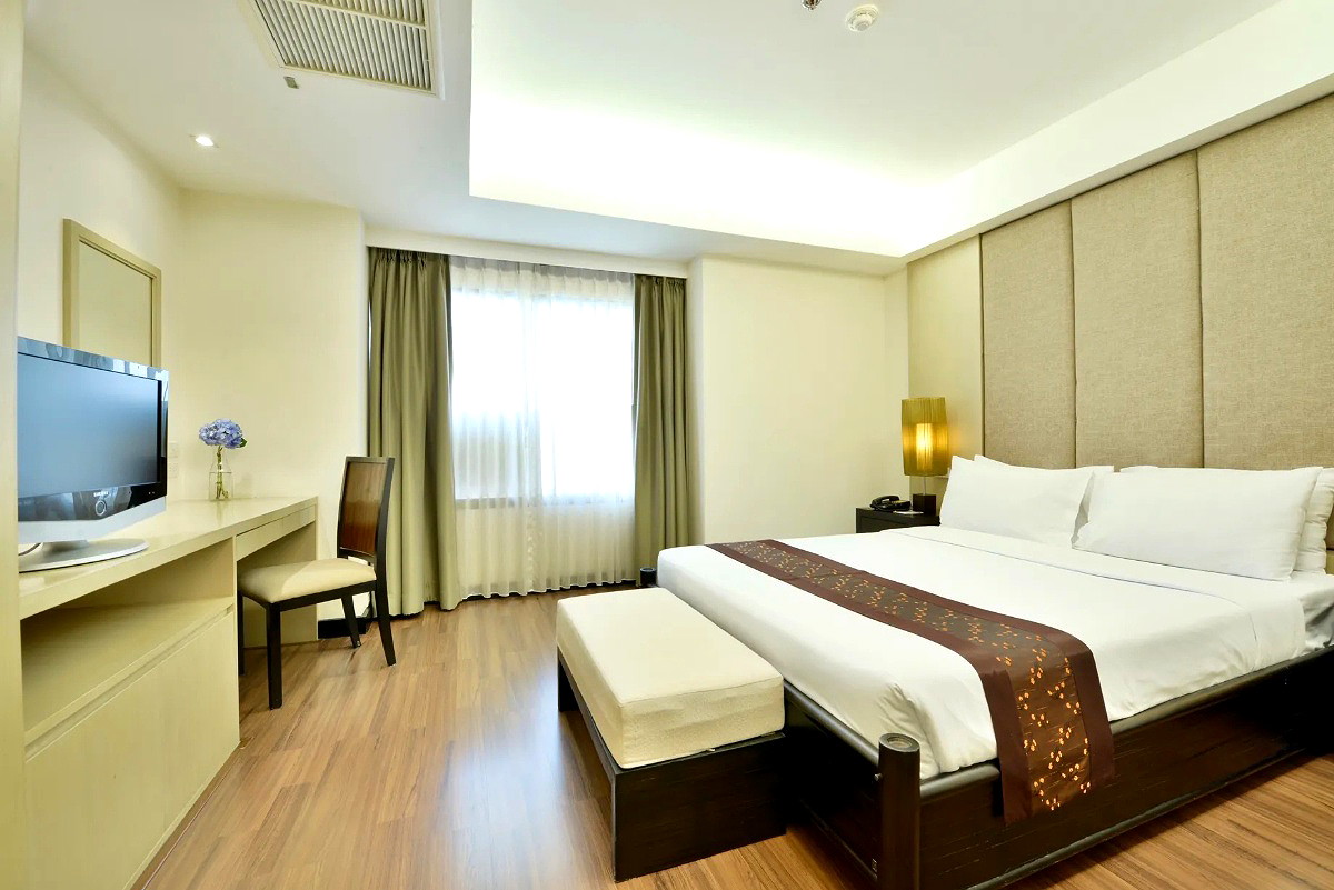 Pictures of Serviced apartment with full facilities in Soi Phaholyothin 3, near BTS Sanam Pao.  23/65