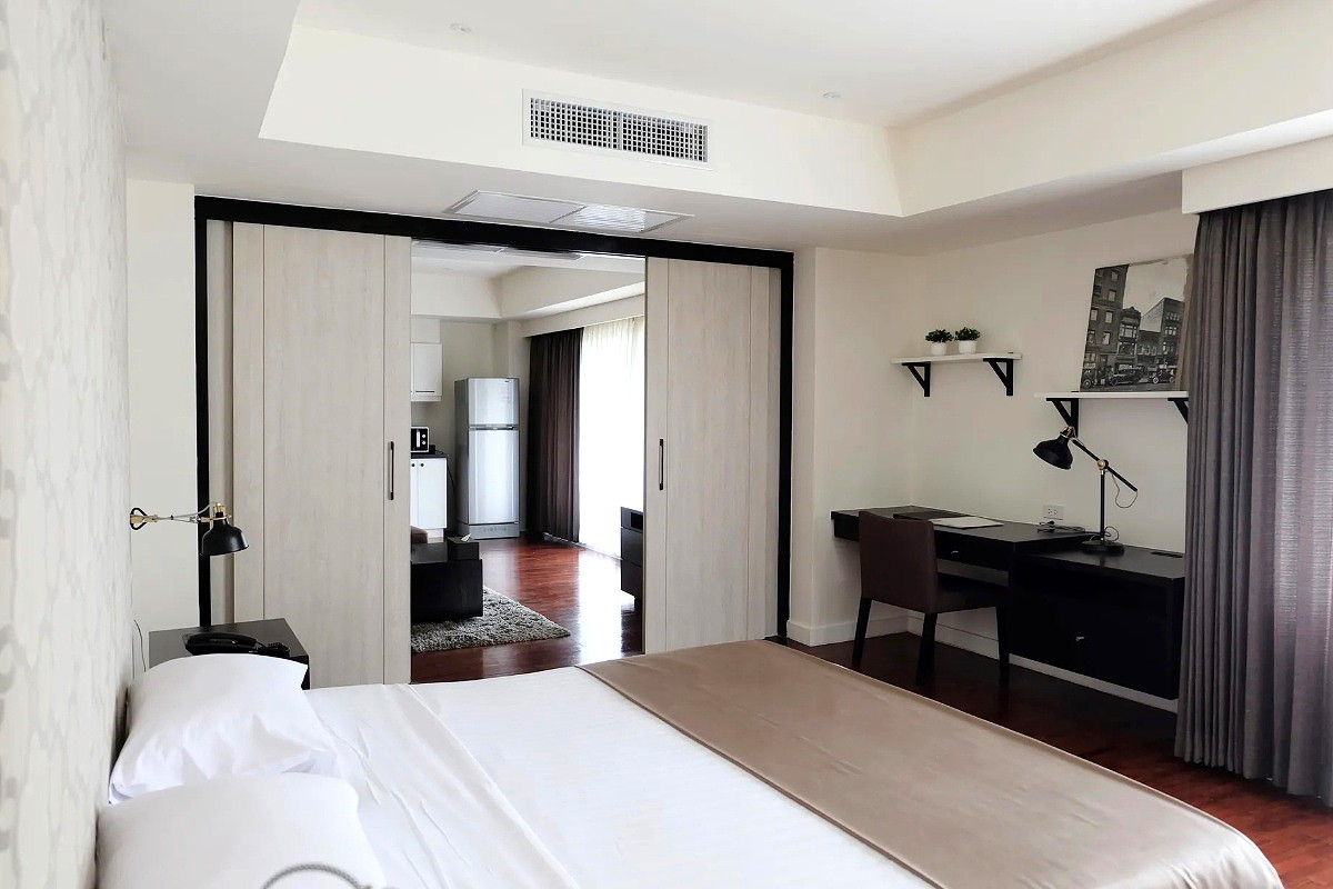 Pictures of Serviced apartment with full facilities in Soi Phaholyothin 3, near BTS Sanam Pao.  2/65