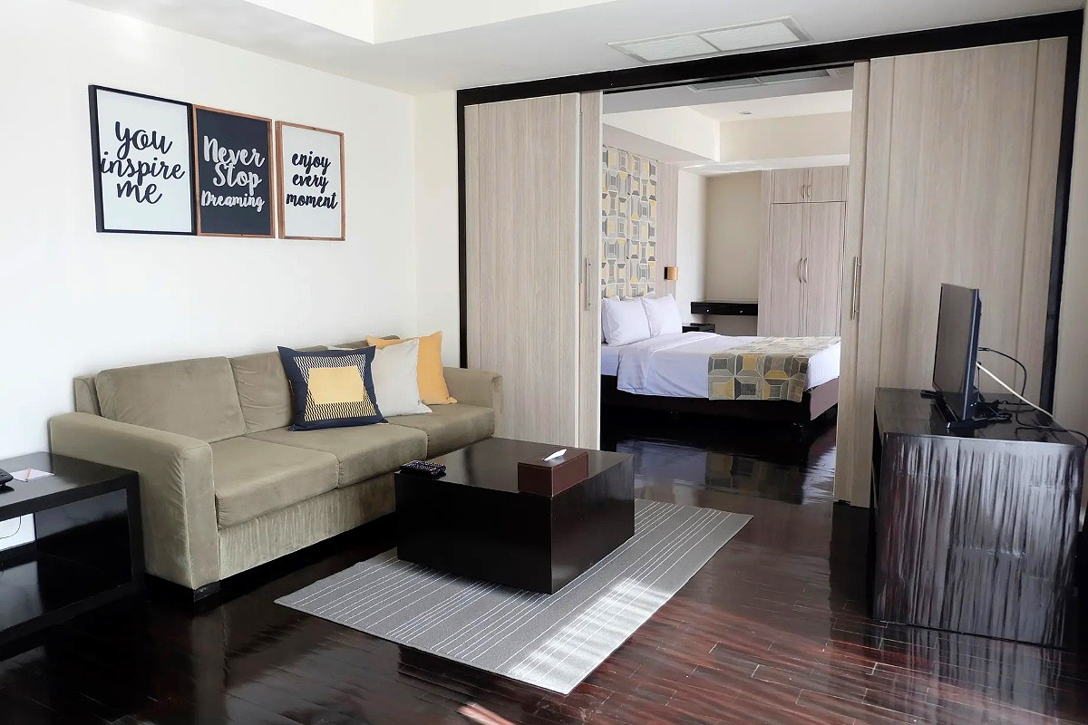 Pictures of Serviced apartment with full facilities in Soi Phaholyothin 3, near BTS Sanam Pao.  1/65