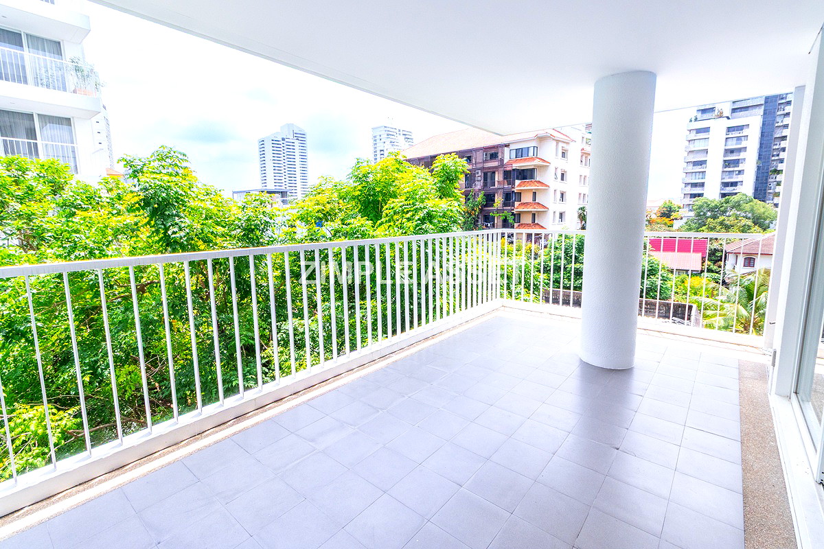 Pictures of Spacious Pet-Friendly Apartment in the Center of Ekkamai Fully furnished, near BTS Thong Lo. 42/65