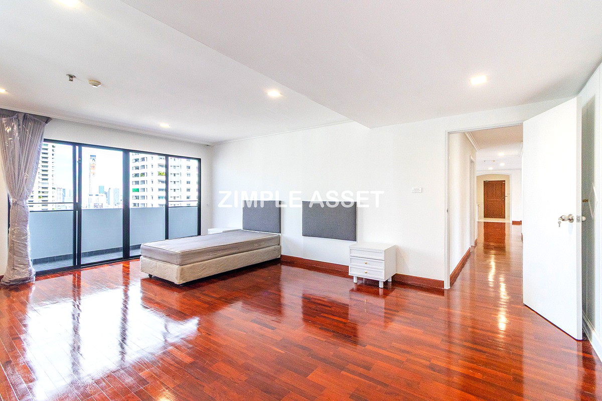 Pictures of Newly Renovated Modern Residence in Sukhumvit 13. Enjoy convenient access to the BTS. Pet Friendly 12/77