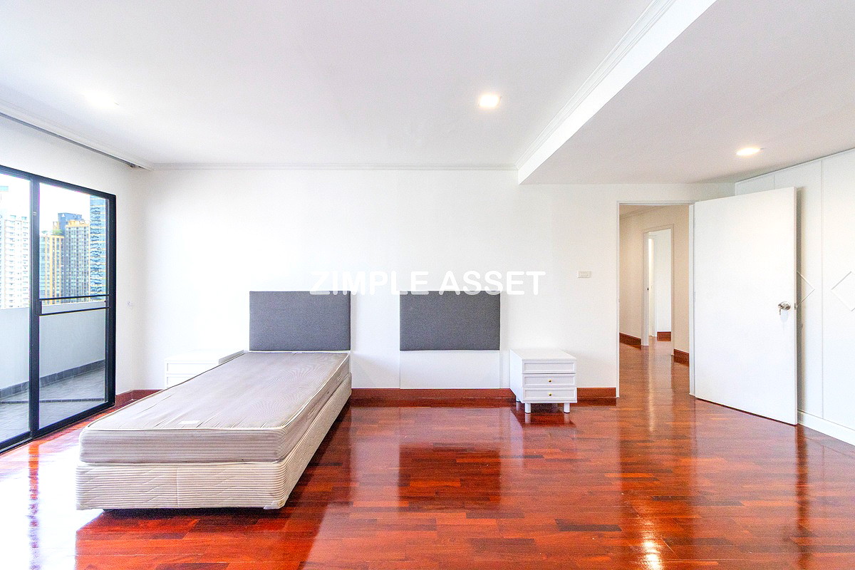 Pictures of Newly Renovated Modern Residence in Sukhumvit 13. Enjoy convenient access to the BTS. Pet Friendly 14/77