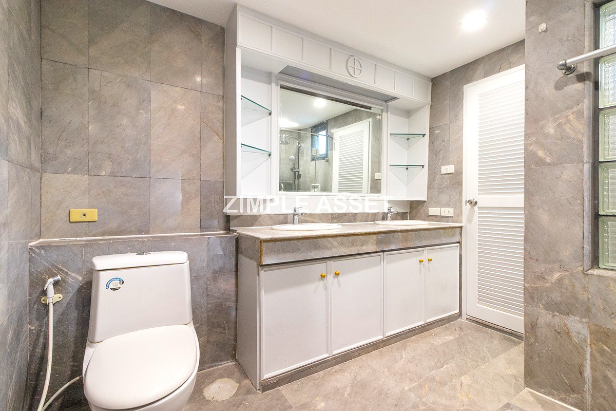 Pictures of Newly Renovated Modern Residence in Sukhumvit 13. Enjoy convenient access to the BTS. Pet Friendly 18/77