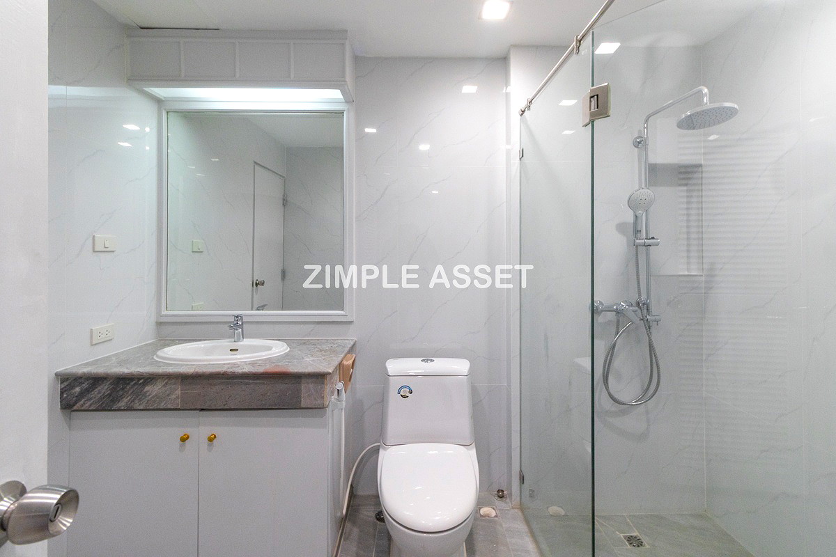 Pictures of Newly Renovated Modern Residence in Sukhumvit 13. Enjoy convenient access to the BTS. Pet Friendly 8/77