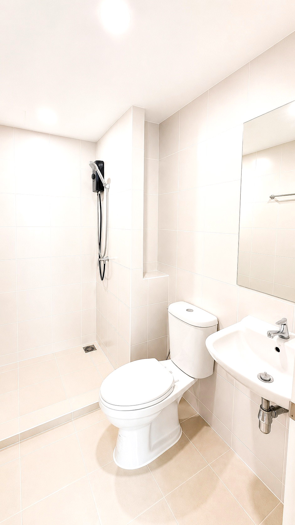 Pictures of Newly furnished room, conveniently located near BTS & MRT Samrong Station  just one stop to Siam.  15/15