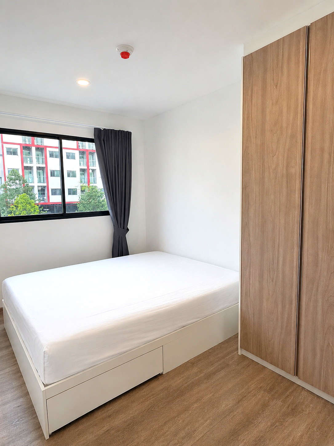 Pictures of Newly furnished room, conveniently located near BTS & MRT Samrong Station  just one stop to Siam.  4/15