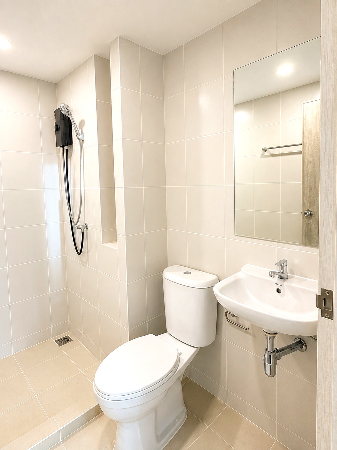 Pictures of Newly furnished room, conveniently located near BTS & MRT Samrong Station  just one stop to Siam.  7/15